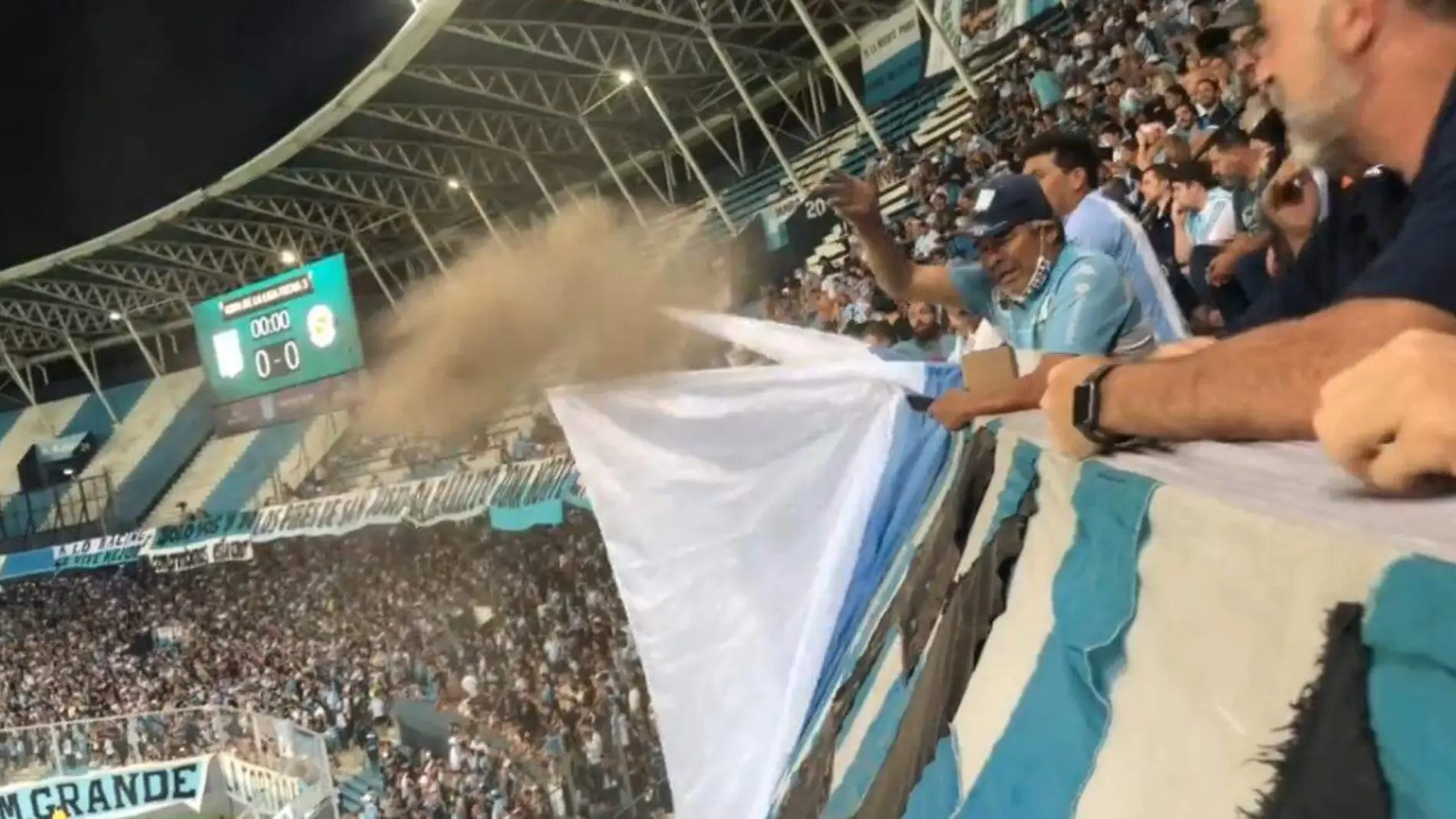 Arrojan cenizas en estadio de Racing